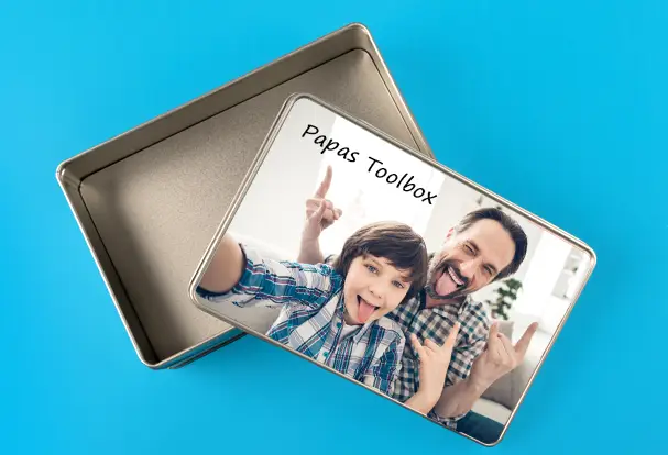 Eine Fotodose ist ein praktisches und wiederverwendbares Geschenk. Gestalte eine rechteckige Fotodose mit der Aufschrift "Papas Toolbox" und verschenke sie zum Vatertag.