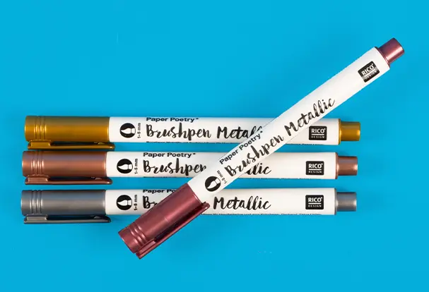 Vier verschieden farbige Brushpens, mit denen du deine handschriftlichen Gedanken festhalten und kunstvoll umsetzen kannst. In folgenden Farben: Kupfer, Silber, Weinrot und Gold. 