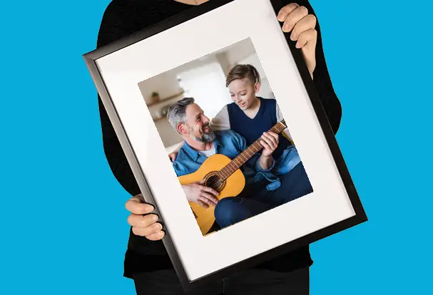 Papa hat dir Gitarre spielen beigebracht? Lass ein Foto von eurer Jamsession als Poster drucken und bestelle es zusammen mit passendem Rahmen als Geschenk zum Vatertag.