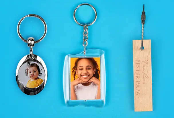 Gestalte einen Foto-Schlüsselanhänger aus Metall oder Acryl oder bestelle einen Holz-Schlüsselanhänger mit Gravur als kleine Aufmerksamkeit für deinen Papa zum Vatertag.