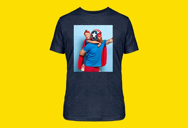 Ein selbst designtes T-Shirt ist ein großartiges Geschenk für Papa. Gestalte zum Beispiel ein dunkelblaues Shirt mit einem Foto von dir und deinem Papa in Superhero-Pose.