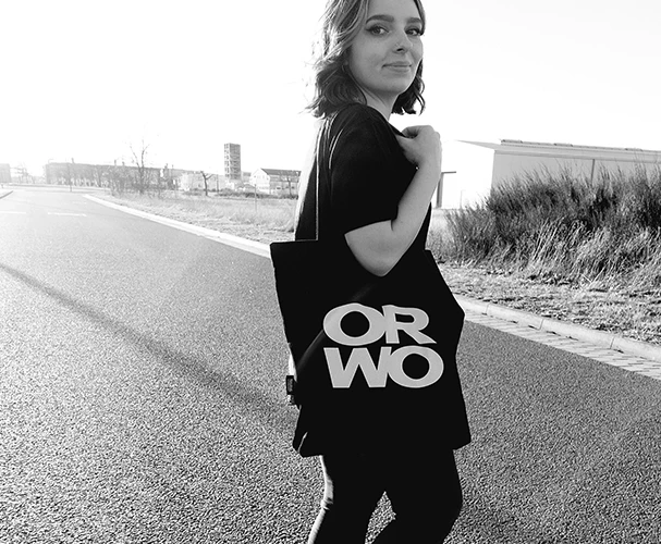 Ein Graustufen-Bild, das die ORWO-Bag präsentiert. Schwarz-Weiß ist und bleibt zeitlos und egal welches Design, es wird dein Lieblings-Outfit perfekt ergänzen.