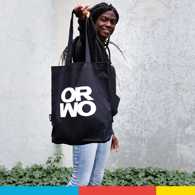 Die Tasche mit dem großen, mittig platzierten ORWO-Logo wird hochgehalten und dem Betrachter präsentiert. Die Tasche ist aus 100% Bio-Baumwolle und absolut stylisch.