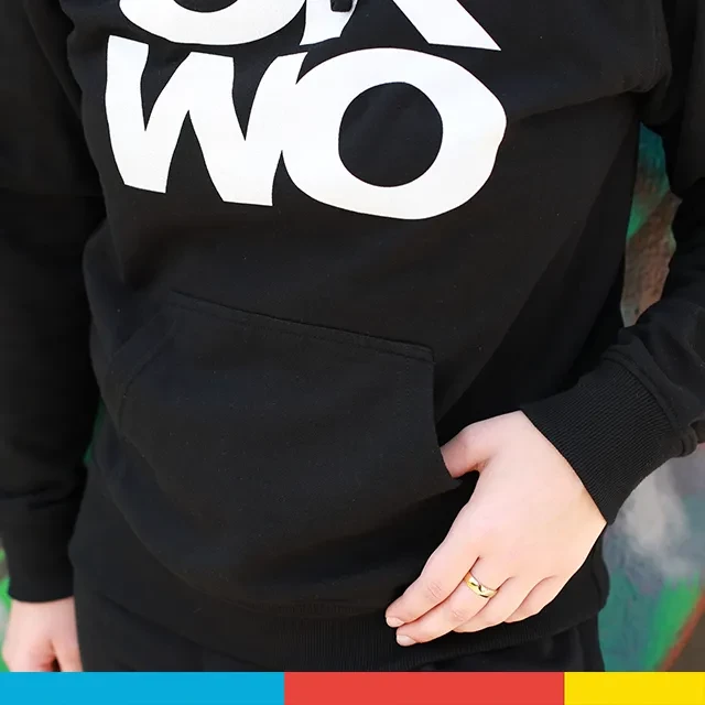 ORWO-Hoodie jetzt bei ORWO bestellen. Der Hoodie hat eine Kapuze und eine praktische Bauchtasche. Er wird in Deutschland on Demand gedruckt und ist einfach stylisch.