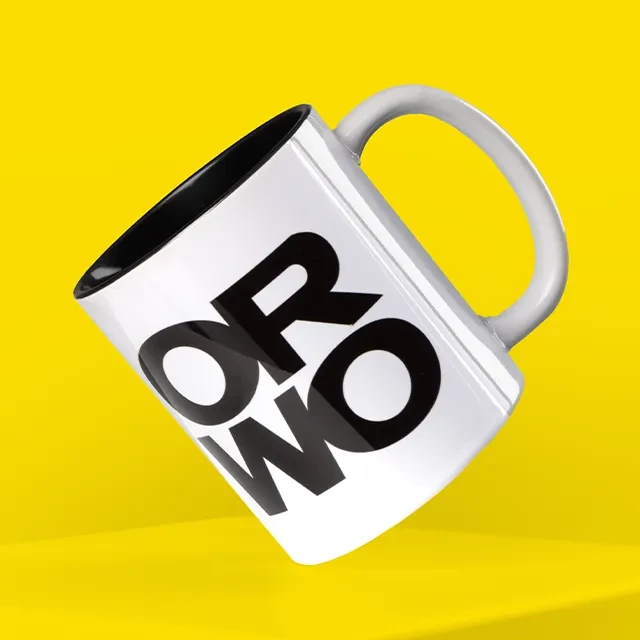 Werde zur Stilikone mit der schwarz-weißen Tasse mit ORWO Print. Das Logo steht für moderne Retro-Nostalgie und einen exzellenten Geschmack für Designs.