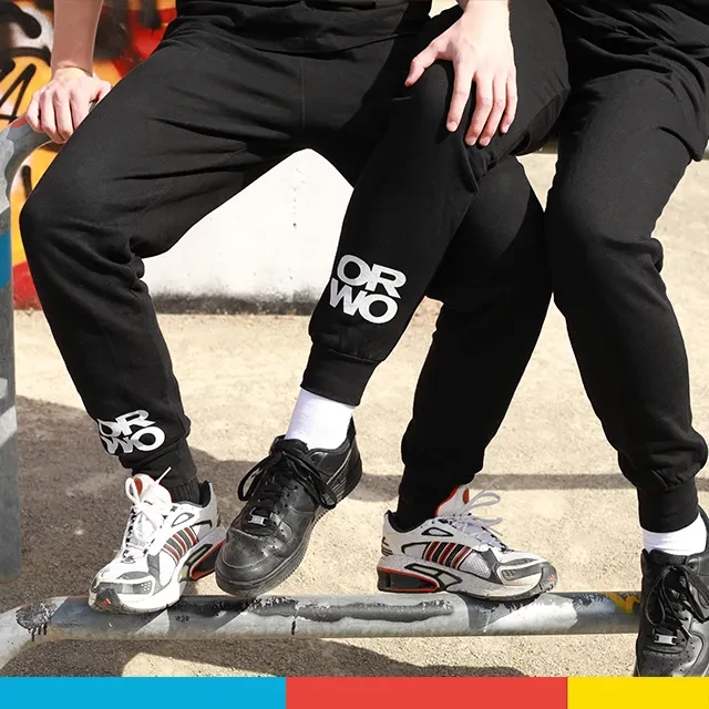 Verbinde den Retro-Look des ORWO-Logos mit dem stylischen Design einer schwarzen Jogginghose. Der Logo-Print unten am rechten Bein. So geht Streetwear, so geht ORWO.