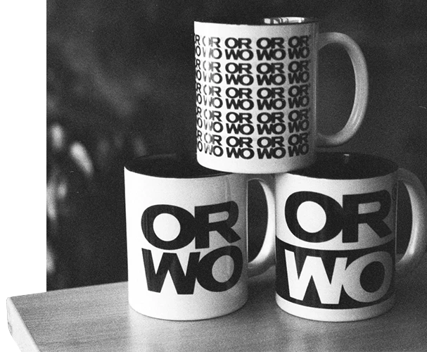 Ein Graustufen-Bild, das die drei Varianten der weißen Keramik-Tasse mit ORWO-Prints präsentiert. Wähle noch heute deine bevorzugte Variante und bestelle.