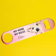 Flaschenöffner bedrucken, Daumenloch zum Aufhängen "MY HOMES MY RULES" ziert den zu sehenden bedruckten Flaschenöffner. Das ist eines der vorgefertigten Designs, die du für dein eigenes Projekt nutzen kannst.