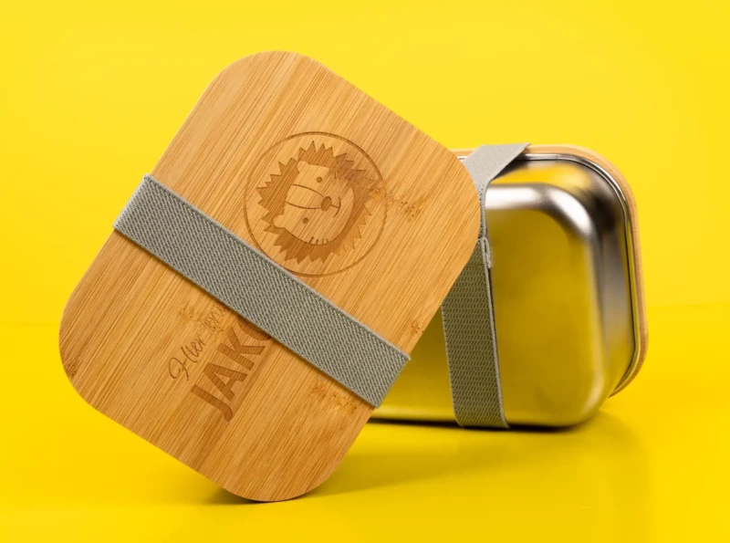 Wenn du deine personalisierte Lunchbox bei ORWO bestellst, erhältst du ein hochwertiges Unikat. Besonders schick wirkt die Holz-Textur des Bambus-Deckels.
