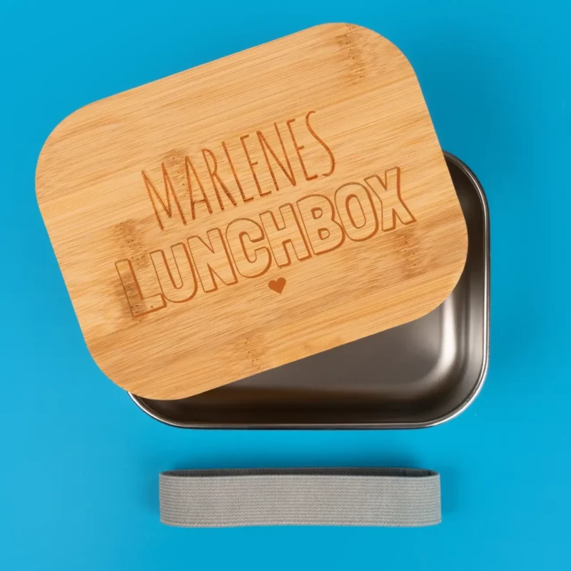 Wie cool wäre es, wenn du eine Lunchbox mit Gravur ausstatten könntest und dein Name einen hochwertigen Bambus-Deckel zieren würde? Sehr cool. Deshalb jetzt bestellen.