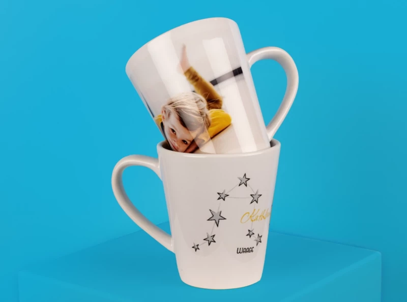 Kaffeetasse zum Beispiel mit unseren Sternzeichen-Vorlagen gestalten. Dank der Form der Tasse liegt sie gut in der Hand und nimmt im Schrank gestapelt weniger Platz weg.