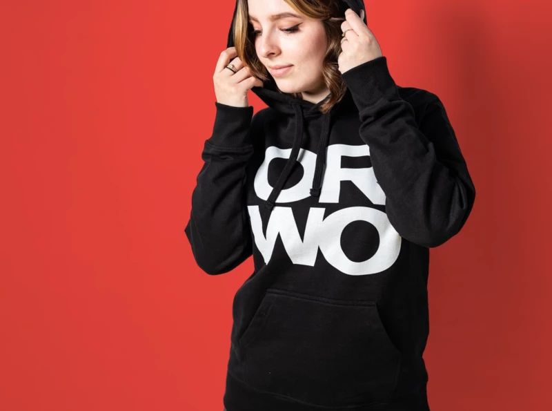 Den stylischen ORWO-Hoodie zu bestellen, zeigt, dass du einen herausragenden Modegeschmack hast und das kannst du der Welt mit dem Hoodie perfekt zeigen.