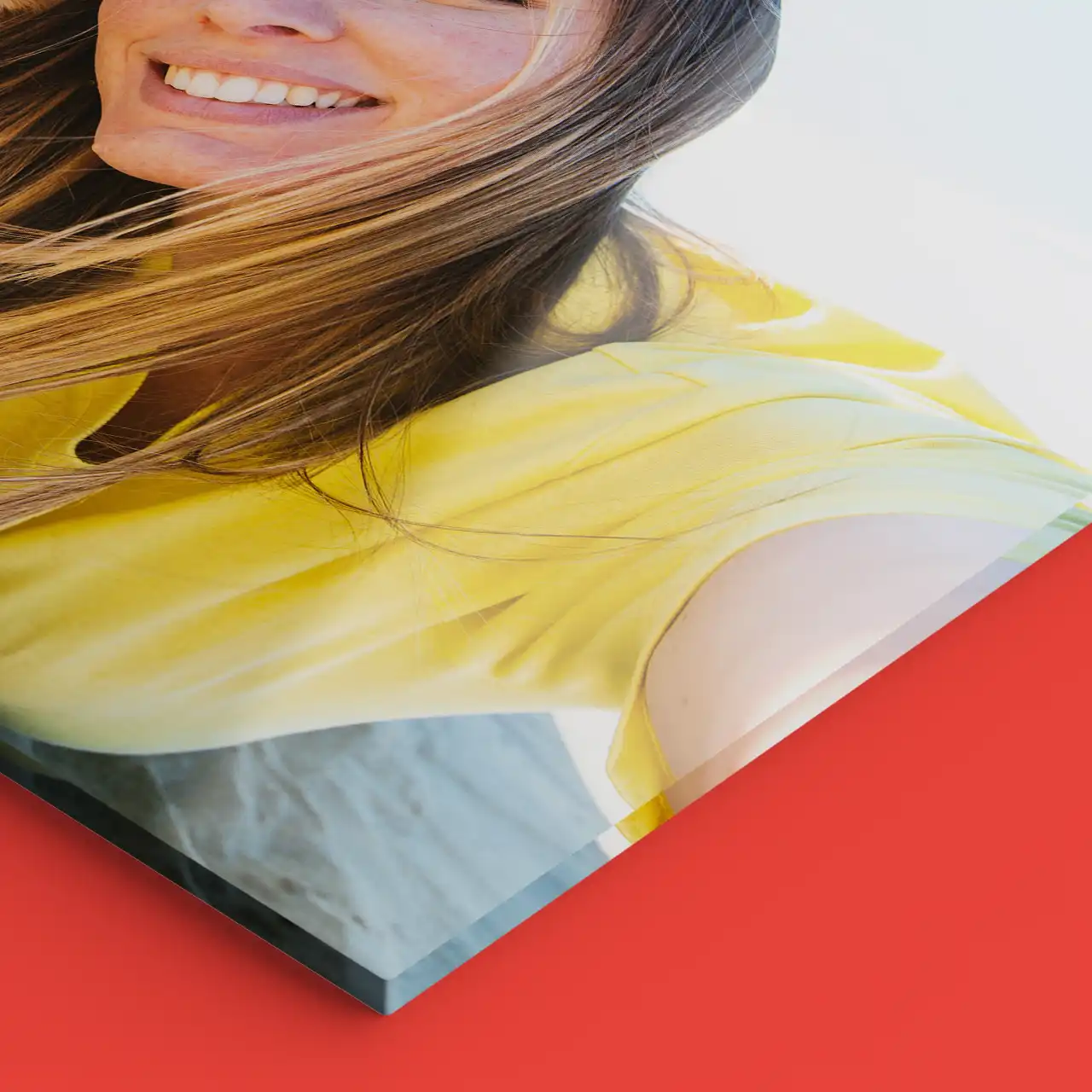 Detailaufnahme eines Acrylglasfotos mit glänzender Oberfläche und hochwertiger Materialstärke, die für brillante Farben und beeindruckende Tiefenwirkung sorgt.