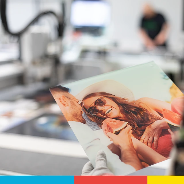 Acrylglasfoto in Premiumqualität gefertigt Acrylglasfoto in der Produktion – hochwertiger Direktdruck auf Acrylglas für brillante Farben und eine edle Glasoptik.