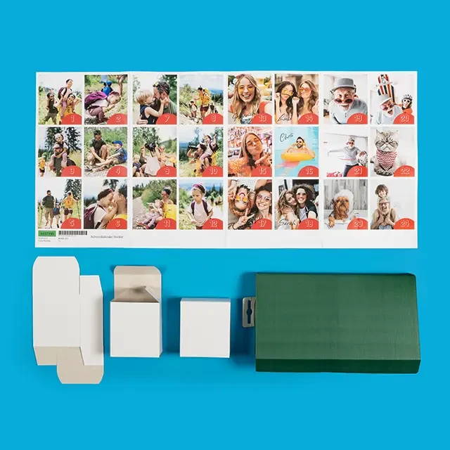 DIY-Boxen und Sticker-Bogen mit eigenen Fotos zum Adventskalender selber Befüllen.
