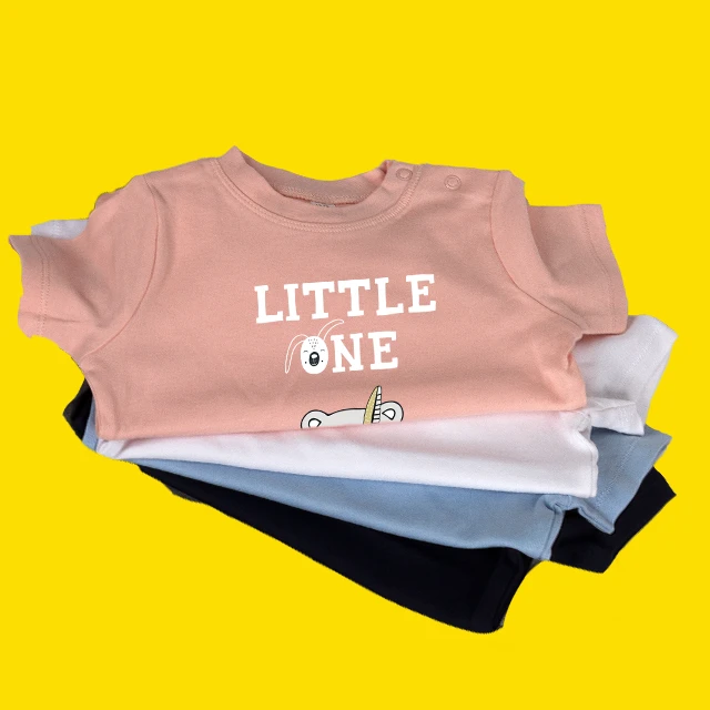 Jetzt Babyshirt gestalten. Du kannst zwischen 7 verschiedenen Farben wählen und das Shirt dann mit Namen und eigenen Motiven bei ORWO selbst gestalten.