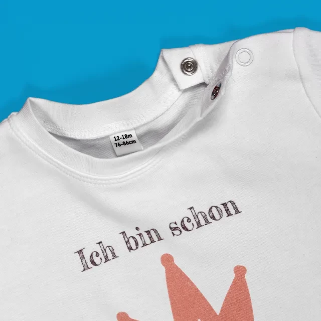 Babyshirt gestalten und online bestellen. Das Babyshirt ist schadstoffgeprüft, hat nickelfreie Druckknopf-Verschlüsse und ist dementsprechend für Kleinkinder geeignet.