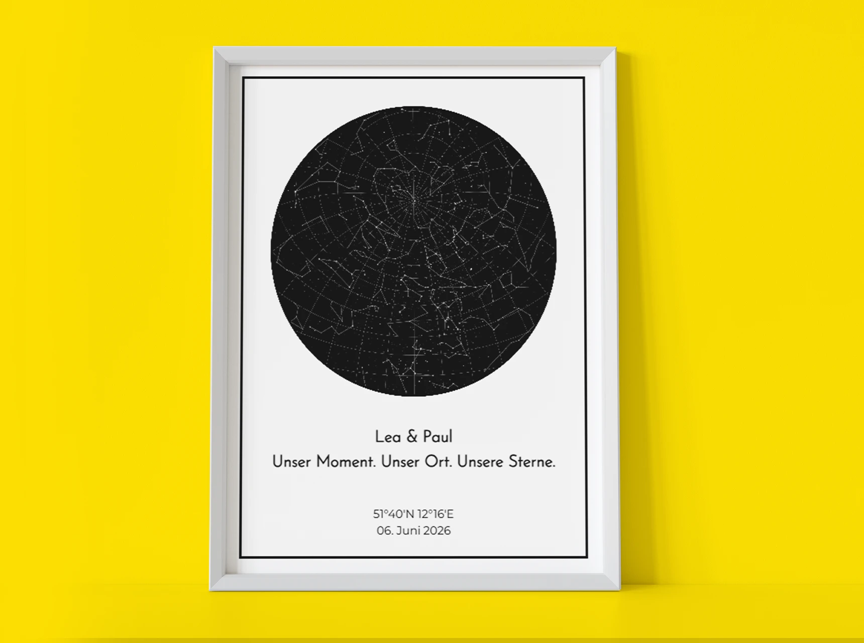 Personalisierte Sternenkarte mit persönlichen Namen, Datum und Koordinaten als Design Geschenk erstellen. Planeten, Mond und Milchstraße lassen sich einblenden.