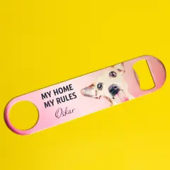 "MY HOMES MY RULES" ziert den zu sehenden bedruckten Flaschenöffner. Das ist eines der vorgefertigten Designs, die du für dein eigenes Projekt nutzen kannst.