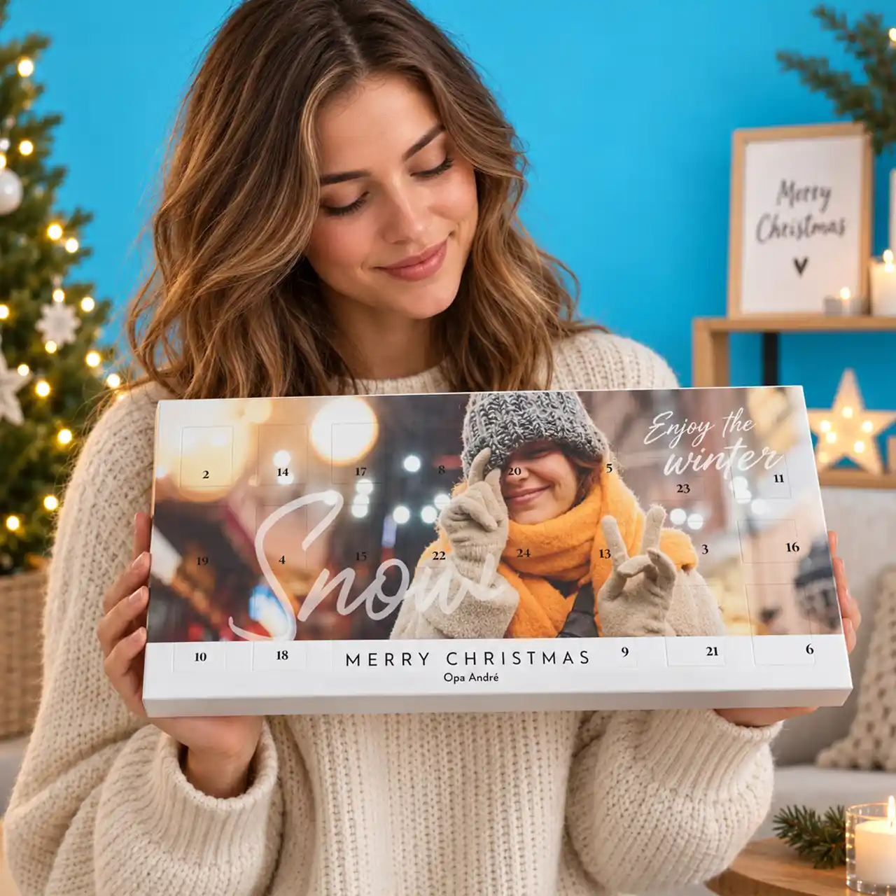 Personalisierter Foto-Adventskalender Frau hält einen personalisierten Foto-Adventskalender mit winterlichem Fotomotiv