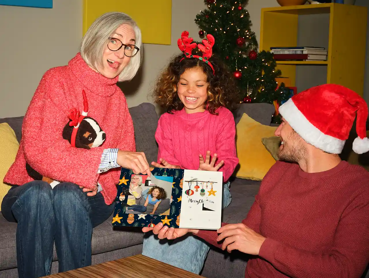 Familie öffnet gemeinsam einen personalisierten Foto-Adventskalender zu Weihnachten
