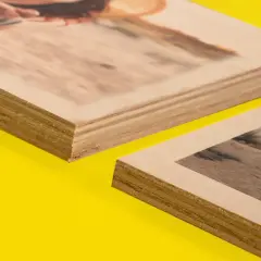 Auf der Vorderseite wird dein Bild auf das Holz gedruckt. Auf der Rückseite werden zur einfachen Aufhängung Zackenbleche mit Schrauben befestigt.