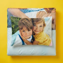 Du kannst deine Bettwäsche mit Foto gestalten, du musst aber nicht. Du kannst genauso gut eine unserer Designs nutzen und die Bettwäsche mit Namen personalisieren.