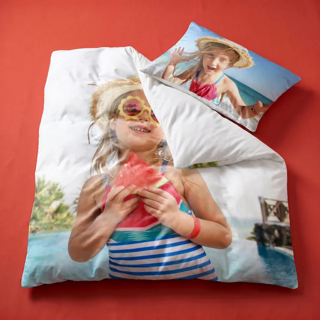 Deine Foto-Bettwäsche kannst du auf verschiedene Weisen gestalten. Zum Beispiel kannst du unsere kreativen fertigen Designs nutzen und sie mit Namen personalisieren.