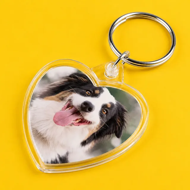 Foto-Schlüsselanhänger Herz aus Acryl mit Lieblingsfoto (z. B. Hund), gelber Hintergrund