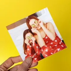 Bei ORWO kannst du deine Fotos in quadratisch bestellen und in wenigen Werktagen deinen Schnappschuss in der Hand halten, Erinnerung an einen besonderen Familien-Moment.