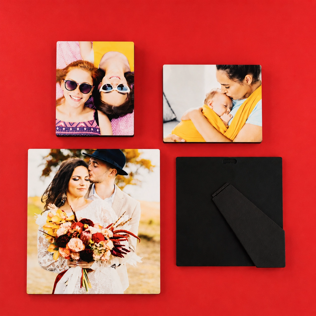 Verschiedene personalisierte Fotohalter mit Hochzeits-, Baby- und Freundschaftsfotos auf rotem Hintergrund.