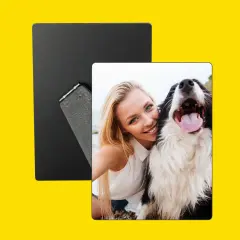 Frau macht ein Selfie mit ihrem Hund auf einem personalisierten Fotoaufsteller, gelber Hintergrund.