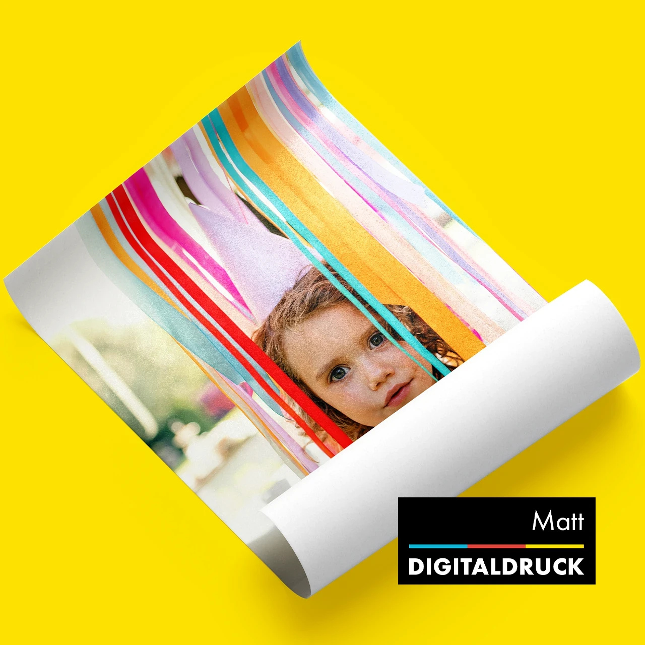 Gerolltes Fotocollage Poster im matten Digitaldruck mit Foto eines Kindes hinter bunten Bändern auf gelbem Hintergrund