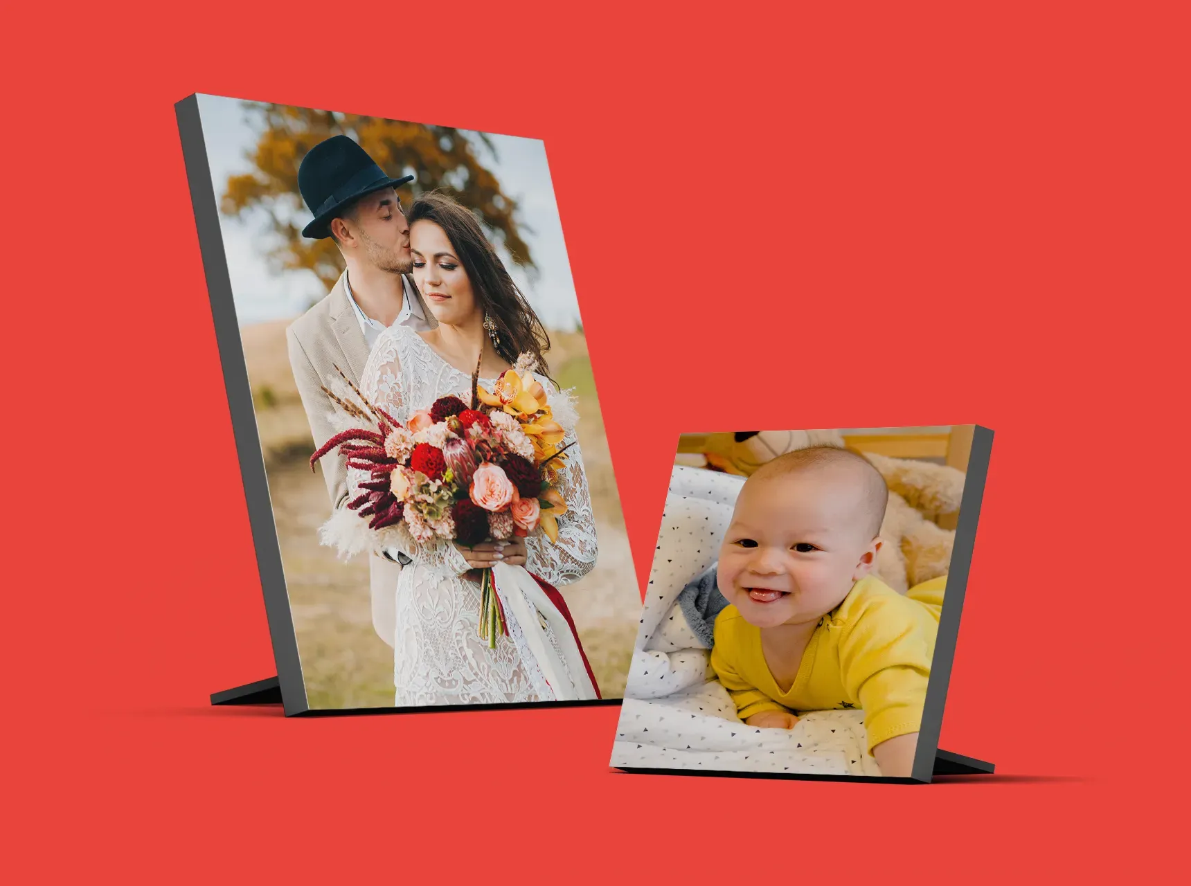 Zwei personalisierte Fotoaufsteller mit Hochzeitsfoto und Babyfoto auf rotem Hintergrund.