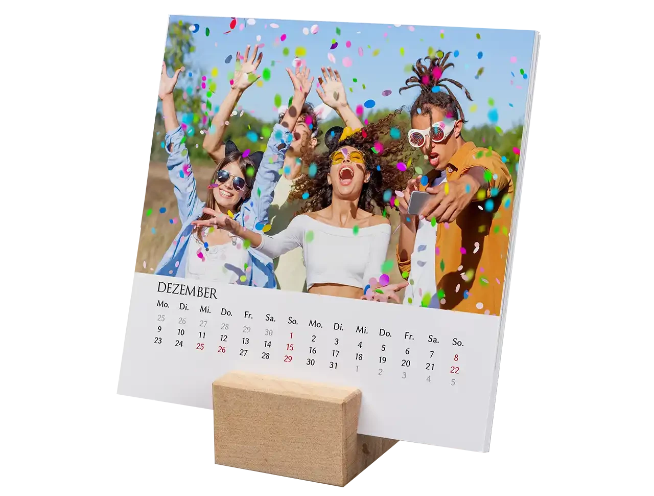 Tischkalender mit Holzfuß kinderleicht online erstellen Ein Tischkalender mit Holzfuß zeigt die detailreiche Qualität unserer Produktion. Der Fotokalender ist günstig und bietet eine Menge kreativen Freiraum.