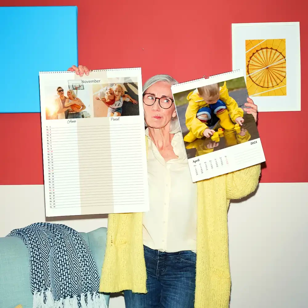Fotokalender, hochwertig, verschiedene Varianten erhältlich Eine ältere Dame hält einen Terminkalender und einen Aktionskalender hoch mit nachdenklichem Blick. Welche Variante wählst du zum Fotokalender selbst gestalten?