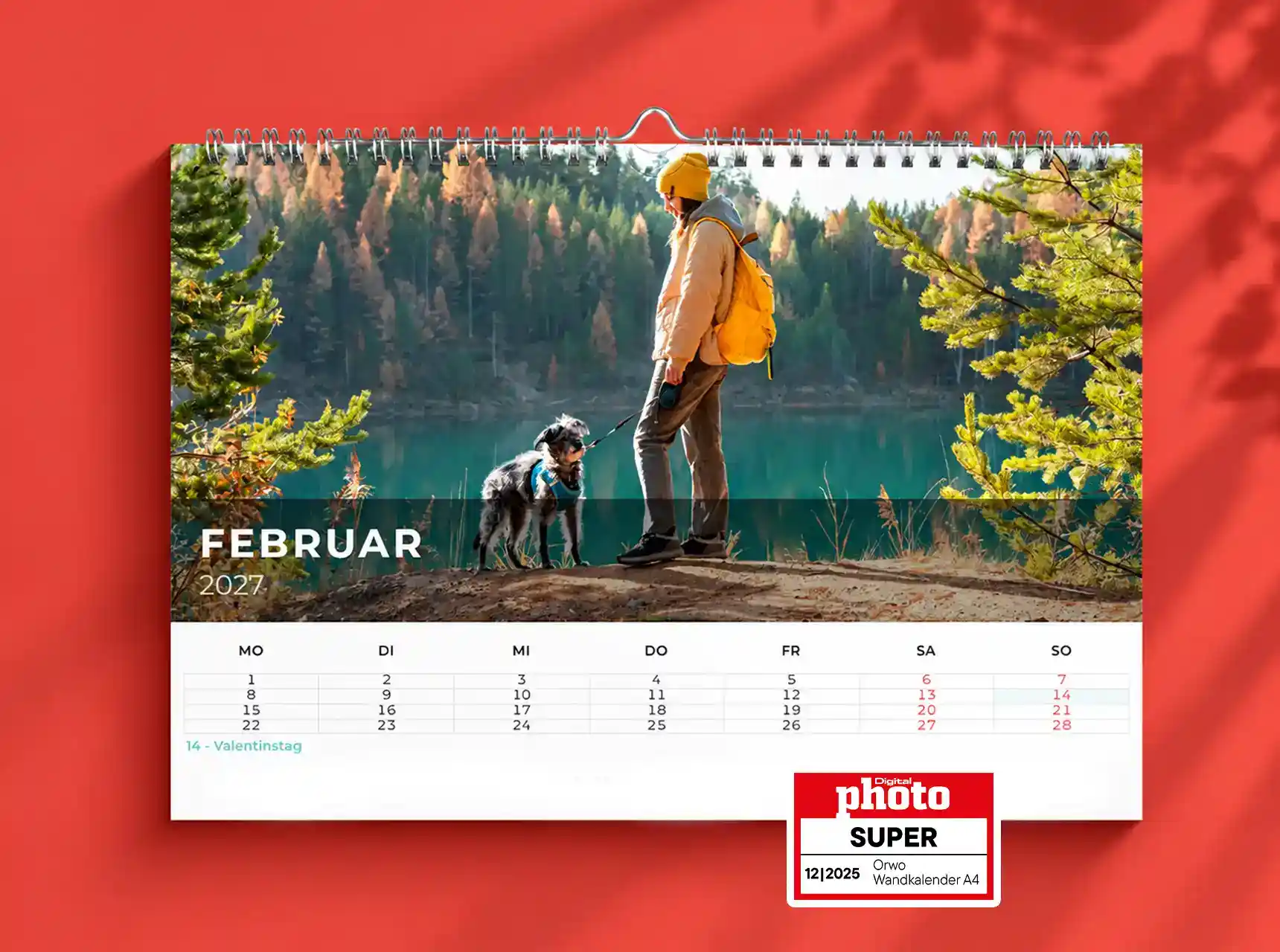 Fotokalender für Februar mit großem Naturfoto von Wanderer und Hund am Bergsee.
