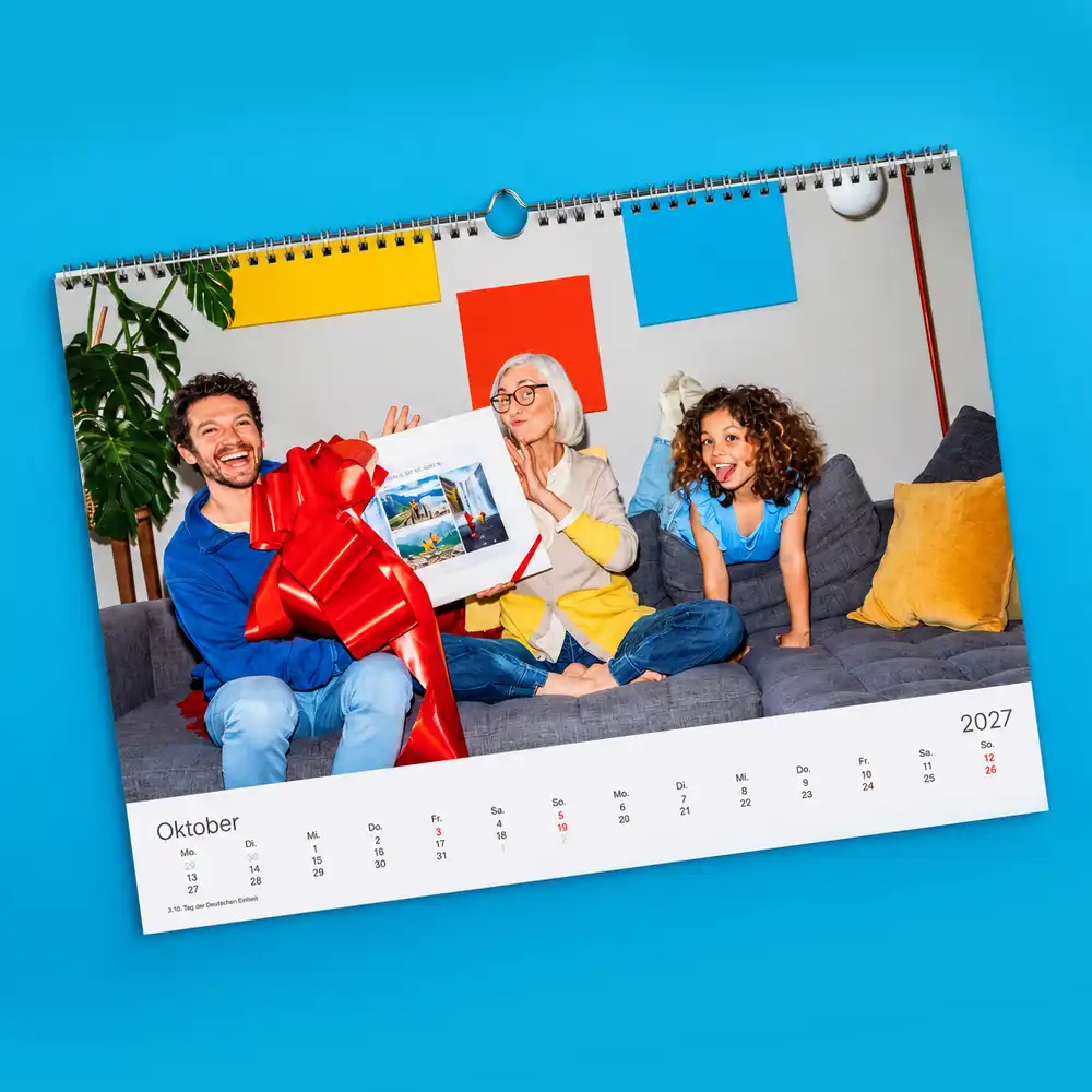 Wandkalender mit eigenen Fotos gestalten Personalisierter Wandkalender mit Familienfoto und übersichtlichem Kalendarium für Oktober.