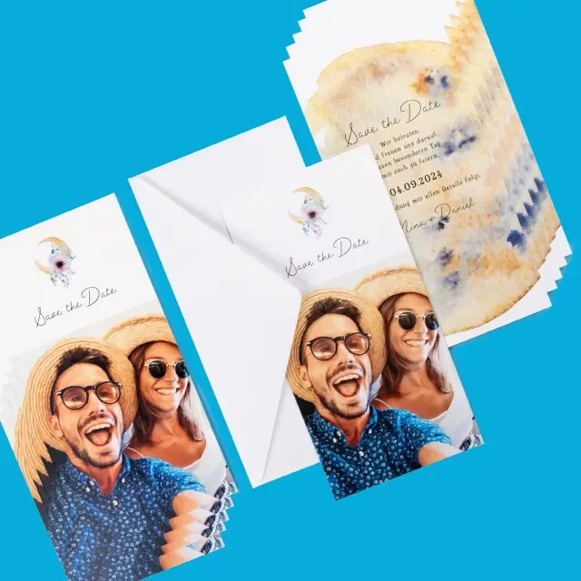 Hochwertige Fotokarten erstellst du bei ORWO spielend leicht. Das Papier ist matt und du kannst zwischen einer Einzelkarte oder einem 5er oder 10er Set frei auswählen.