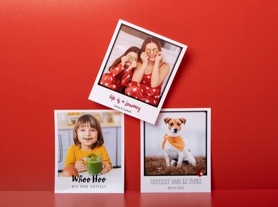 Drei Retro Fotos mit besonderen Momenten bedruckt: Familien-, Kinder- und Haustierfotos mit passendem Text, Namen und Datum. Mit und ohne schwarzen Rahmen um das Foto.