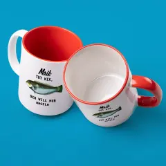 Zwei personalisierte bunte Tassen mit rotem Henkel und Innenfarbe, Motiv „Maik tut nix, der will nur angeln“ – witzige Fototasse mit Bild.