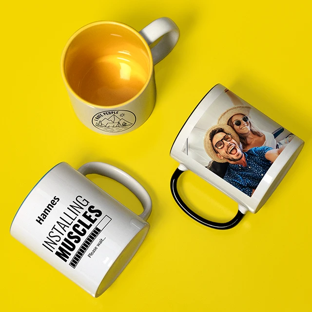 Drei bunte Tassen auf gelbem Hintergrund – personalisierte Fototasse mit Bild, Spruch und farbiger Innenfläche, ideal als Geschenkidee.