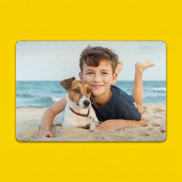 Personalisierte ORWO-Fußmatte mit eigenem Foto – ein Junge mit seinem Hund am Strand als Motiv auf der fertig bedruckten Fußmatte.