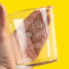 Gläser gravieren und mit Namen personalisieren. Nutze doch eine unserer Design-Vorlagen und schenke deinem allergrößten Herzensmensch ein graviertes Glas.