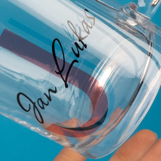 Glastasse mit Gravur oder mit Namen oder Bild bedrucken lassen. Mit unseren vorgefertigten Designs und Clip Arts und deiner Kreativität ist das Gestalten kinderleicht.