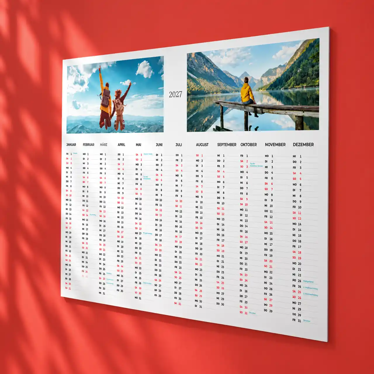 Selbst gestalteter Jahreskalender  mit zwei persönlichen Reisefotos vor einer Berg- und Seenlandschaft.