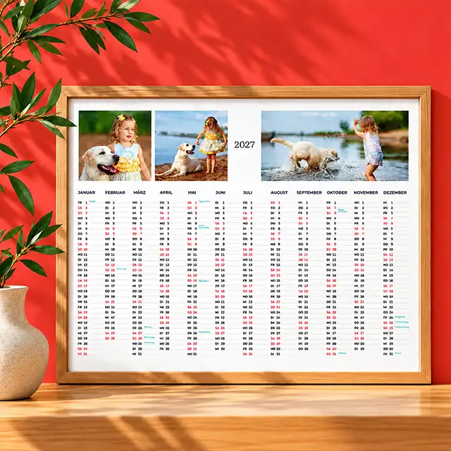 Gerahmter Jahreskalender mit persönlichen Fotos eines Mädchens und eines Hundes am See.