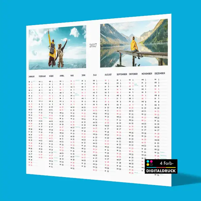 Selbst gestalteter Jahreskalender mit zwei Reisefotos vor einer Berglandschaft und übersichtlichem Jahreskalendarium.