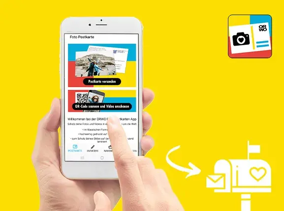 Über ein Smartphone wird die ORWO Postkarten App gezeigt, welche es ermöglicht, Karten selbst zu gestalten und sofort in die ganze Welt zu versenden.