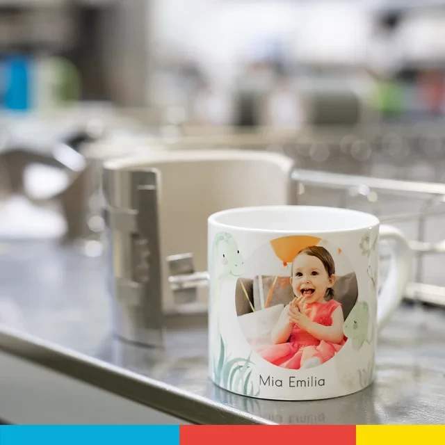 Ist deine Kindertasse erstmal personalisiert, bedrucken wir sie mit viel Liebe und Fürsorge per Handarbeit und versenden sie in höchster Vorsicht an dich nach Hause.